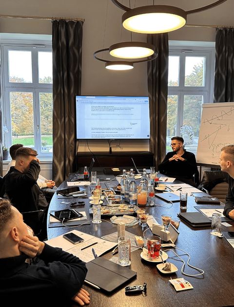 Strategie-Runde mit Kunden am Tisch