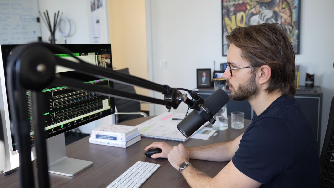 Lukas Kintzel im täglichen Strategie-Call mit einem Kunden
